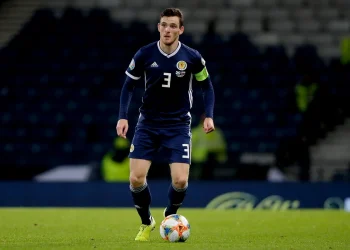 Tottenham anuncia Robertson, rival do Brasil na Copa, como novo reforço