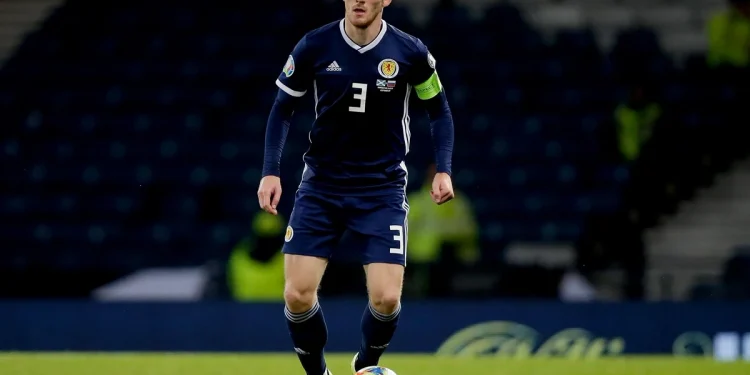 Tottenham anuncia Robertson, rival do Brasil na Copa, como novo reforço