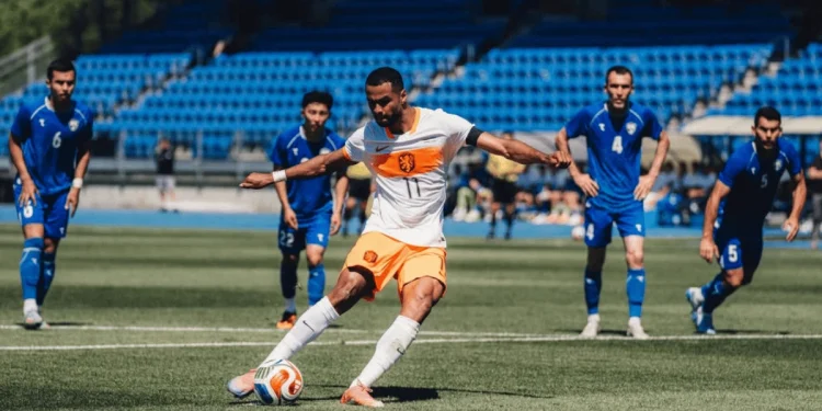 Sem Depay, Holanda vence Uzbequistão em compromisso pré-Copa do Mundo